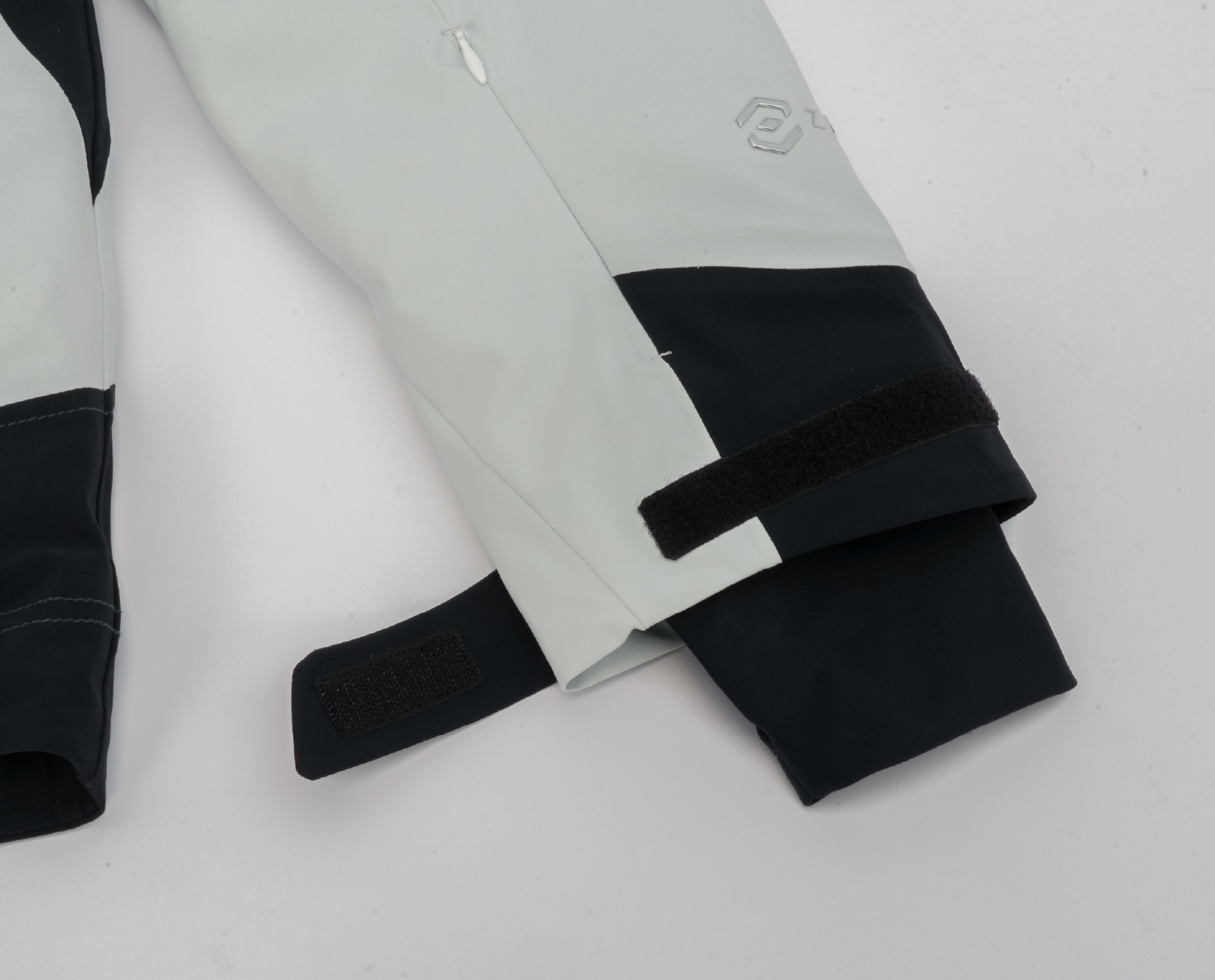 【予約販売】10月末頃のお届け　Shadow Teck Jacket / ZAM26OT08