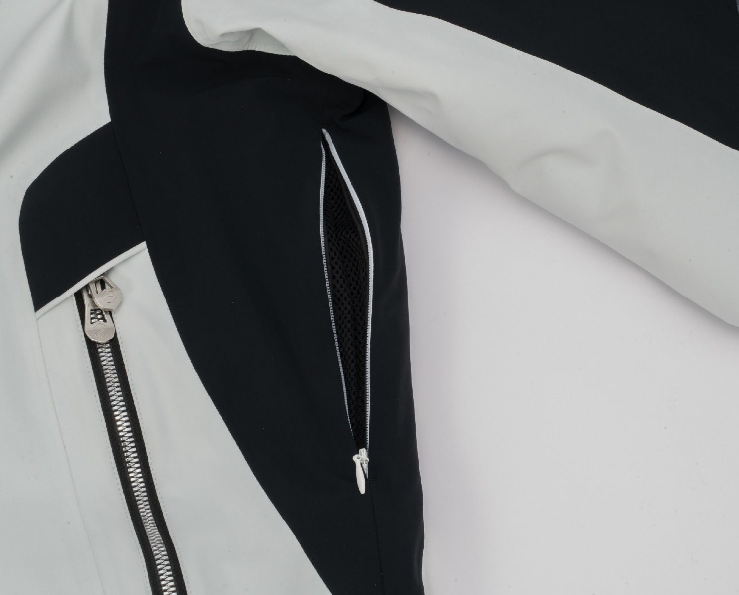 【予約販売】10月末頃のお届け　Shadow Teck Jacket / ZAM26OT08