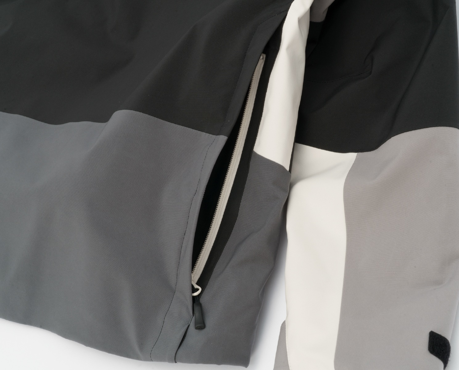 【予約販売】12月中旬頃のお届け CubeLine Shell Jacket / ZAM26OT09