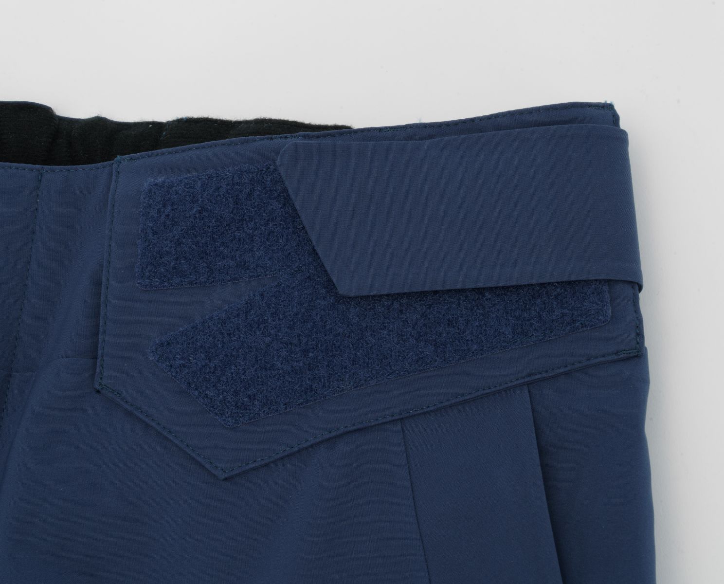 【予約販売】12月中旬頃のお届け Curvy Move Pants / ZAM26OB10
