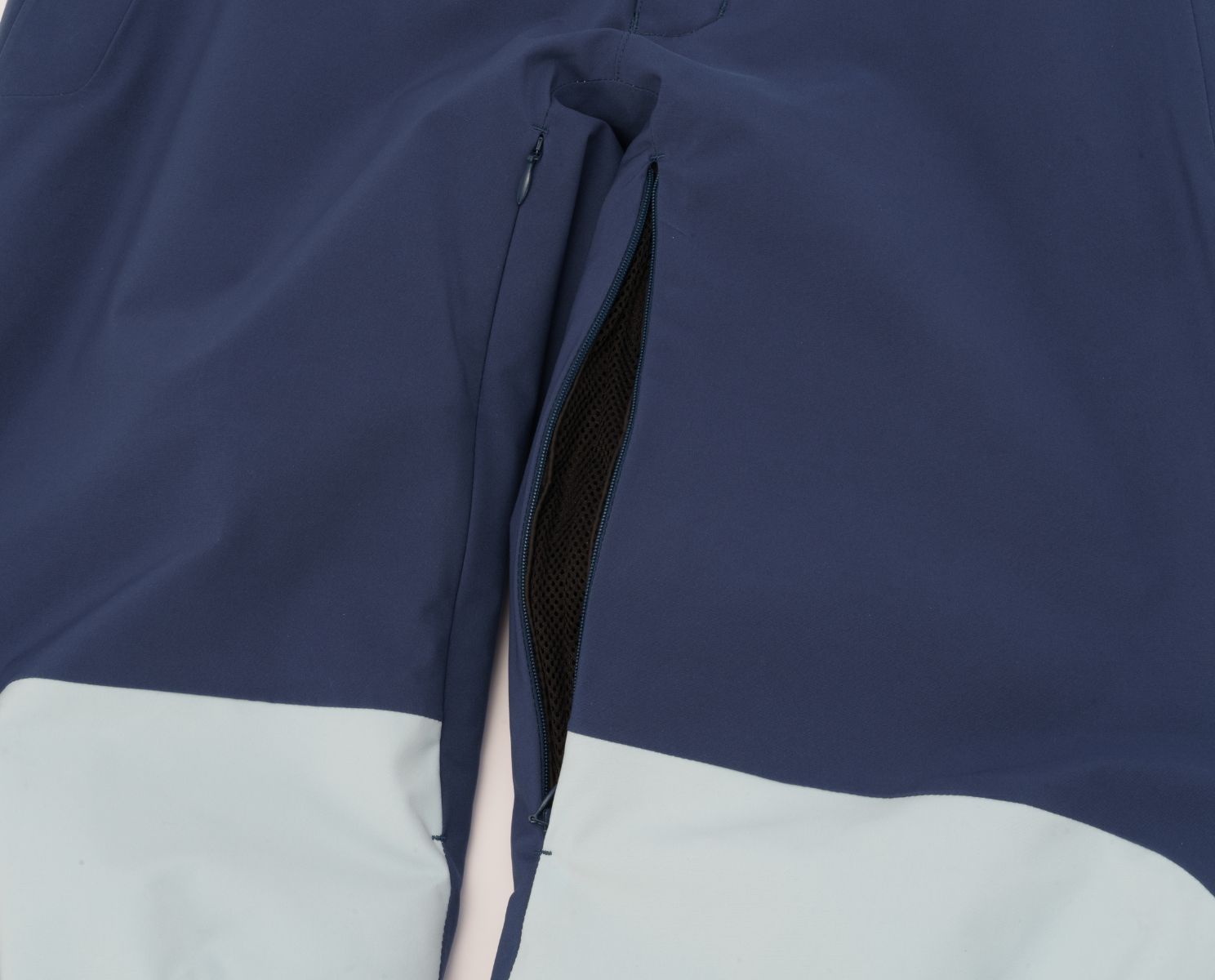 【予約販売】12月中旬頃のお届け Curvy Move Pants / ZAM26OB10