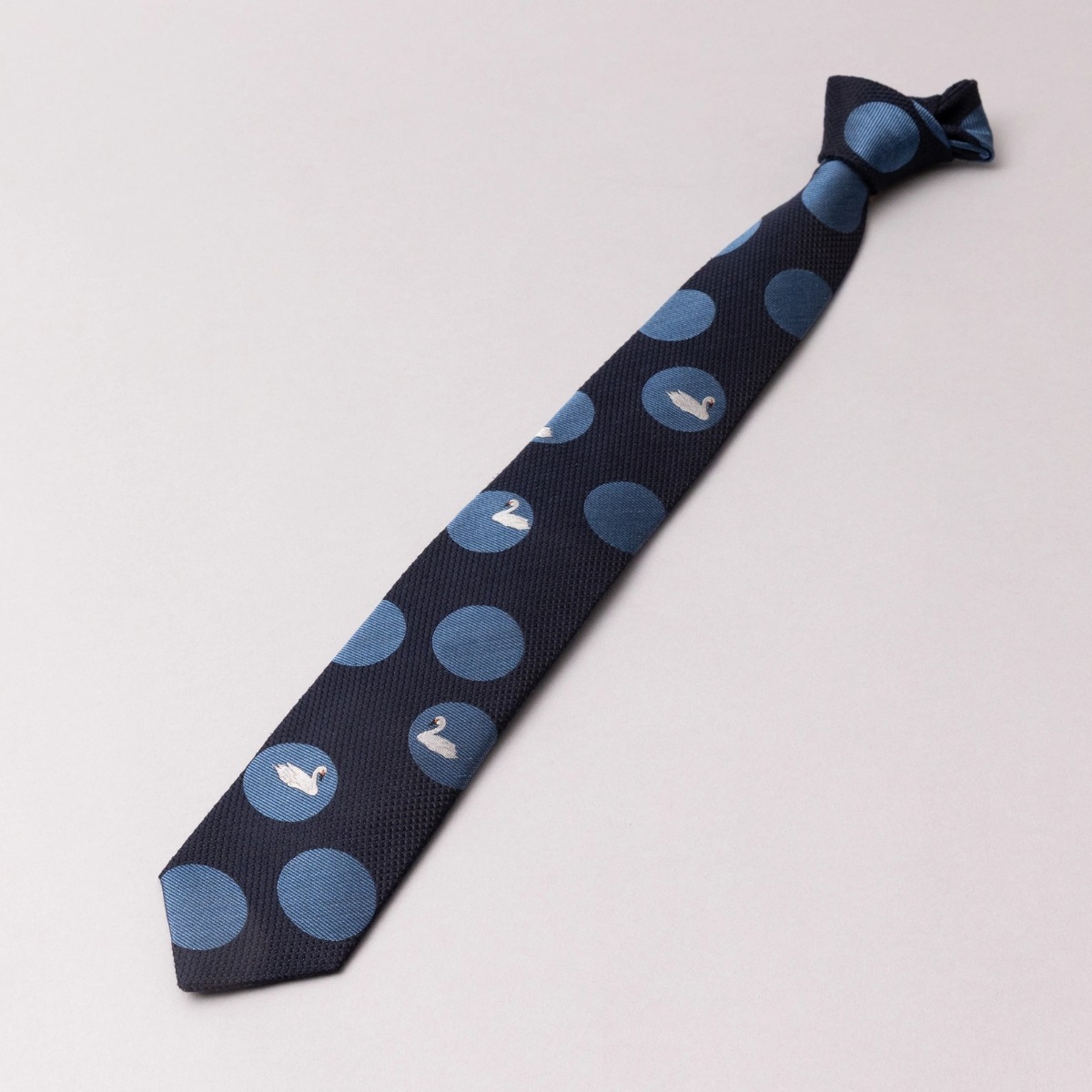 giraffe ジラフ ひとり、恋に落ちるほとり | スワンドットタイ NAVY