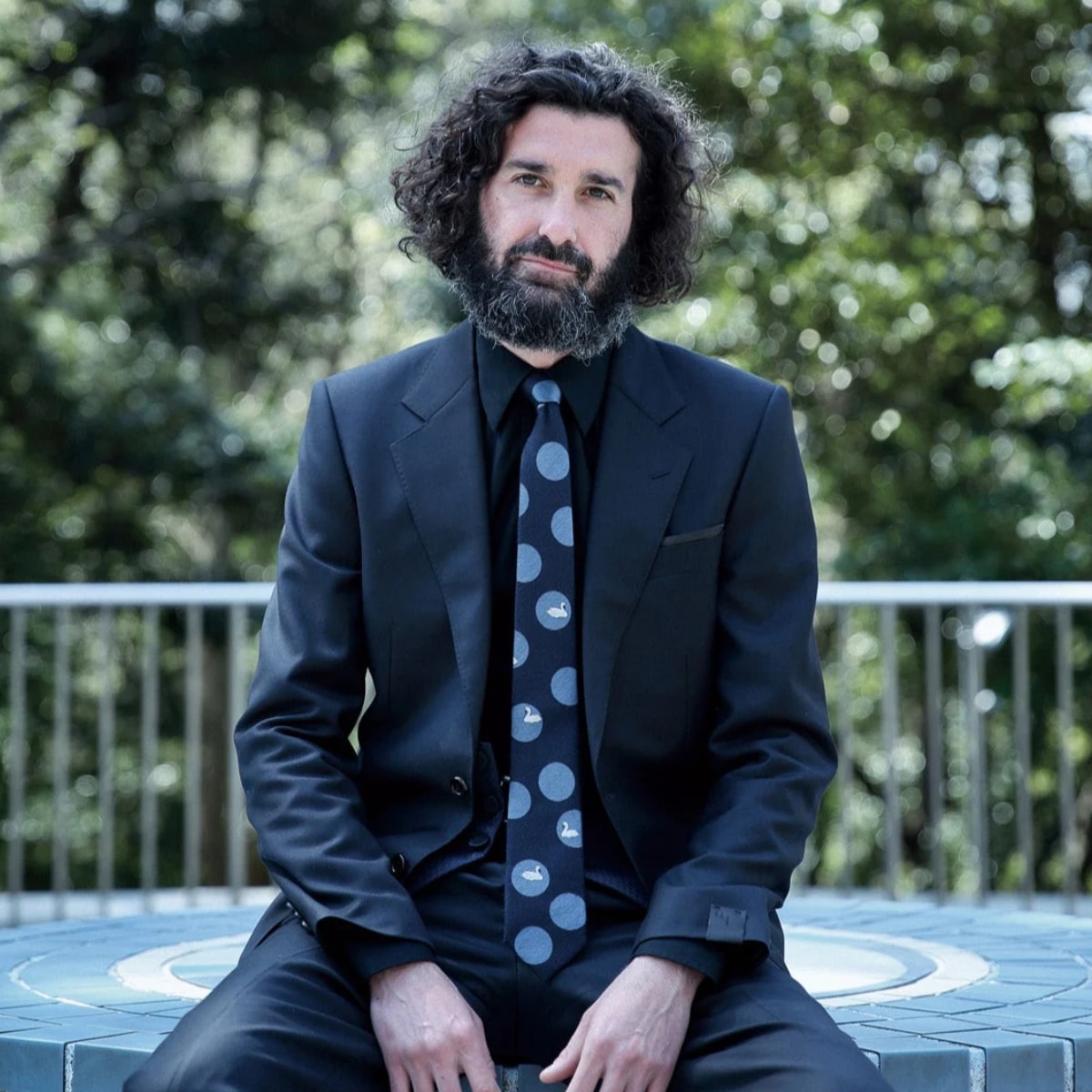 giraffe ジラフ ひとり、恋に落ちるほとり | スワンドットタイ NAVY