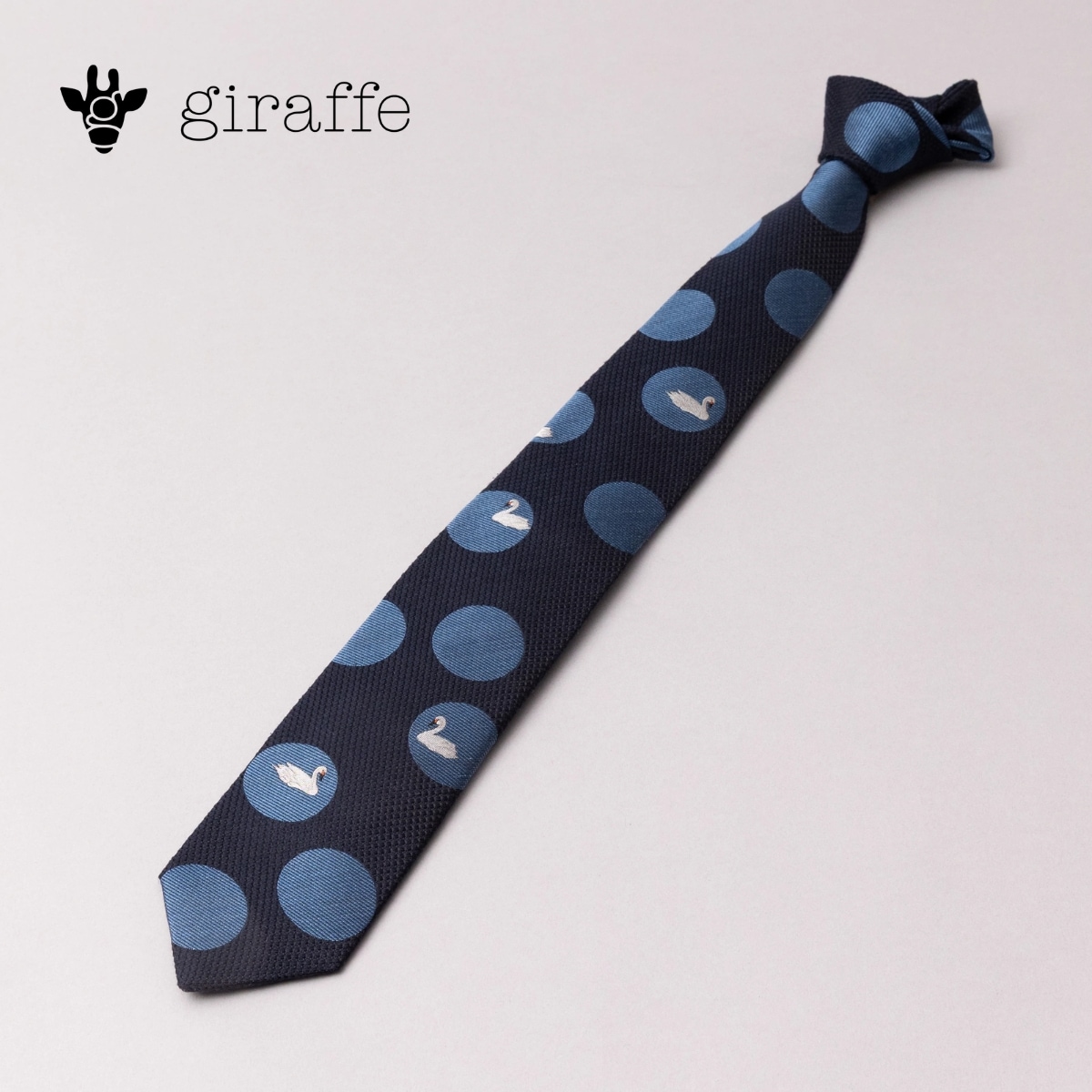 giraffe ジラフ ひとり、恋に落ちるほとり | スワンドットタイ NAVY